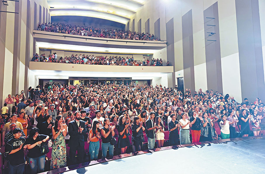 ●演出結束後，海外觀眾熱情地鼓掌、歡呼。