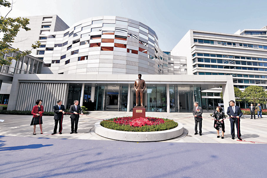 ●圖為呂志和科學園的呂志和銅像。