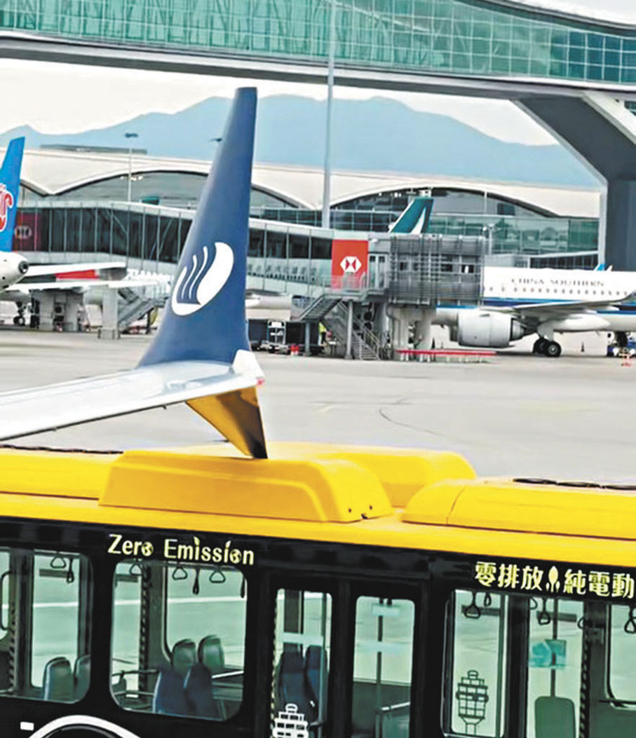 ●機場接駁車刮到機翼。 網上影片截圖