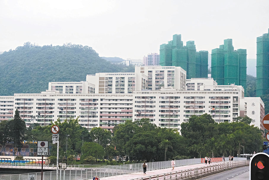 ●房委會昨日公布，公屋一般申請者平均輪候時間維持5.5年，長者一人申請者平均輪候時間回落至3.5年。圖為沙田禾輋邨。 資料圖片