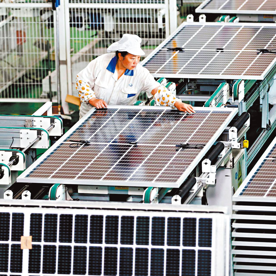 ●中國技術人員在檢查太陽能板。  資料圖片