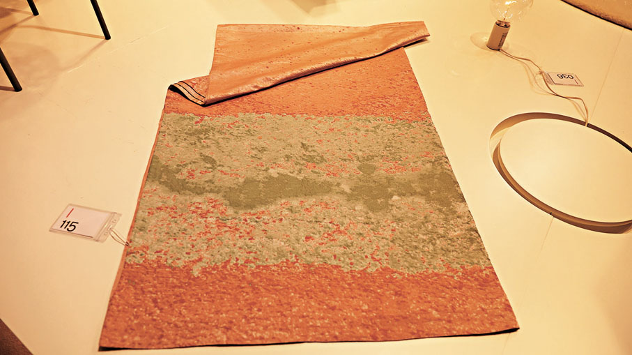 ●澳門大學生daviana非常喜歡這張粉紅色和綠色交織的地毯，認為花紋和配色的設計非常特別。