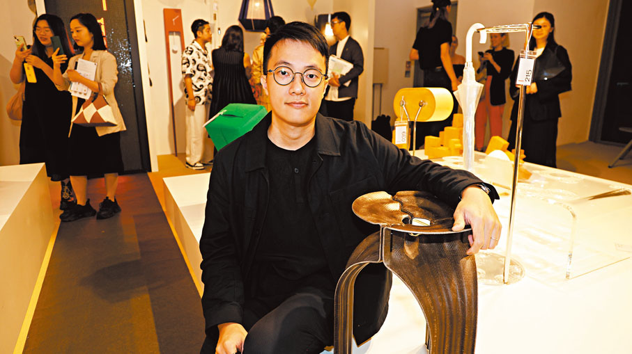 ●香港建築師張凱琨與其獲獎作品「原創傢俬Triplex三腳凳」。
