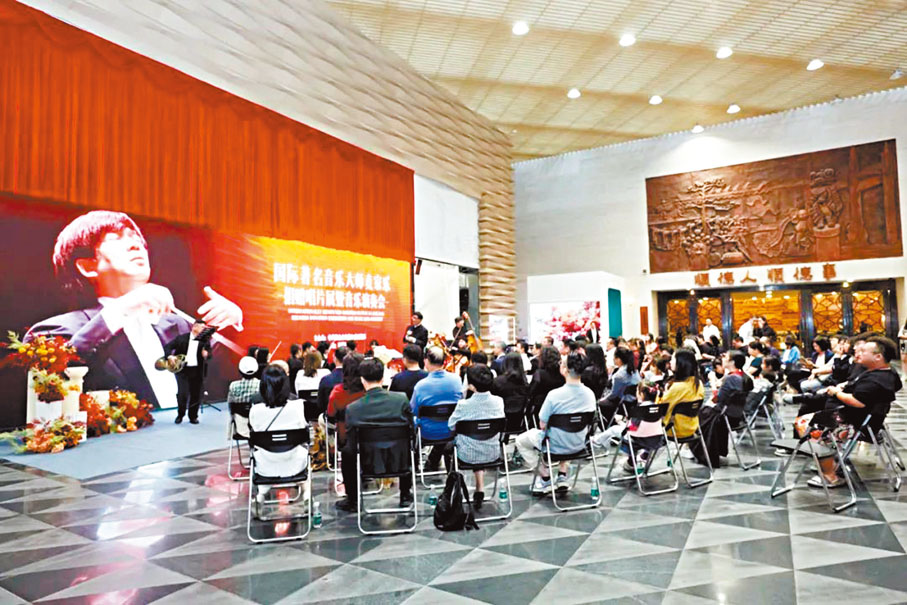 ●國際知名指揮家麥家樂捐贈儀式之後，麥家樂指揮順德本地室內樂團在順德博物館二樓大廳舉辦了音樂會。