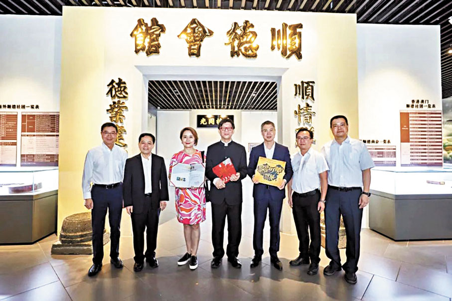 ●國際知名指揮家麥家樂捐贈唱片展暨音樂演奏會在順德區博物館舉行，圖為出席儀式的領導和嘉賓合影。