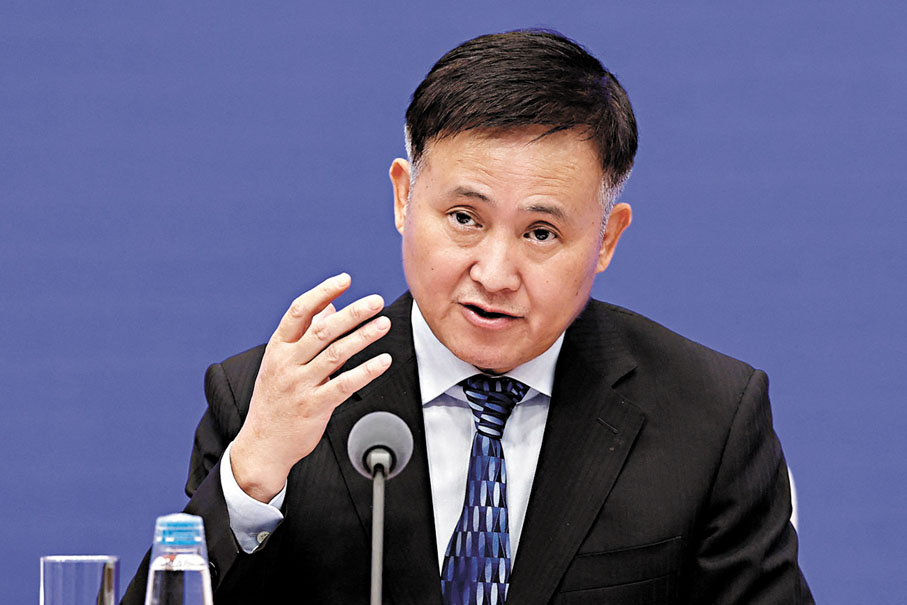 ●人行行長潘功勝稱，將堅持支持性的貨幣政策立場，加大貨幣政策調控的強度，提高貨幣政策調控的精準性。 資料圖片