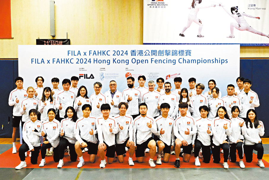 ●中國香港劍擊代表隊與嘉賓合照。