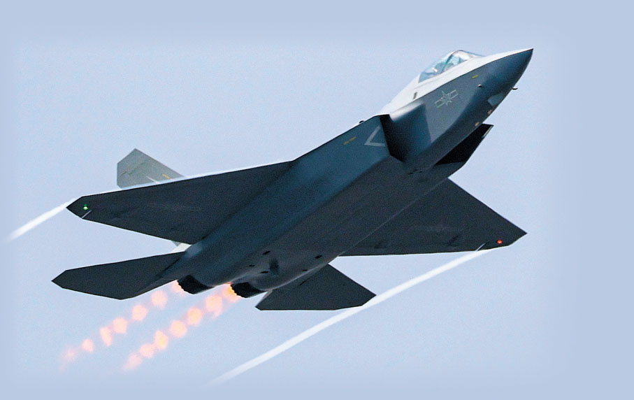 【殲-35A隱形戰機】●第十五屆中國國際航空航天博覽會昨日在珠海開幕。 圖為中國空軍殲-35A隱形戰機在航展上進行飛行展示。 中新社