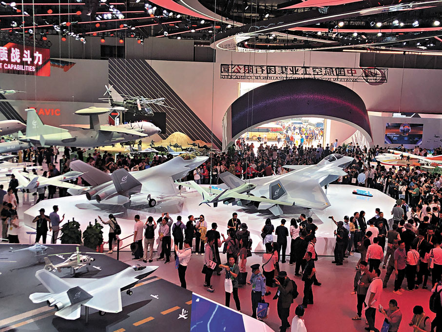 ●中國航空工業集團展館觀眾人頭攢動，展出殲-35A、殲-20S、殲-35等模型。香港文匯報記者方俊明  攝