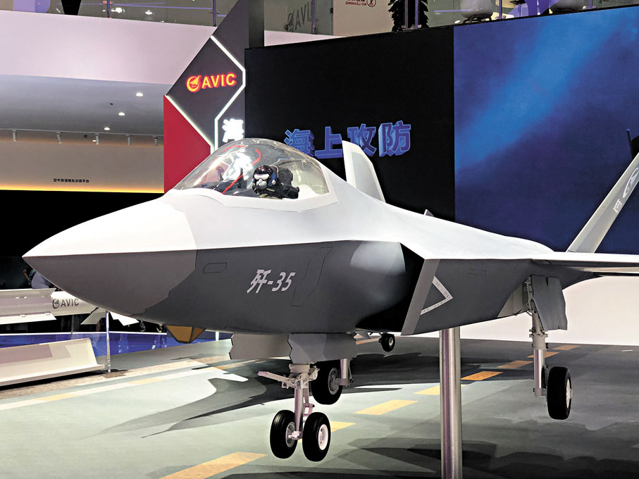 ●「殲-35艦載隱形戰鬥機」模型,前起落架適用於彈射型航母的起飛要求。香港文匯報記者方俊明 攝