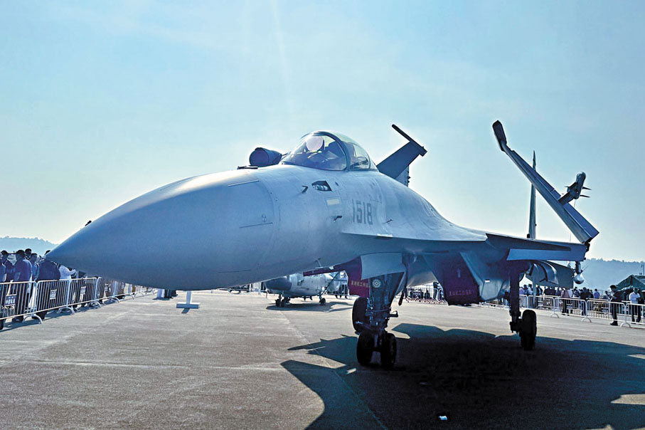 ●海軍重型艦載戰鬥機「殲-15T」在航展亮相。 香港文匯報記者李紫妍 攝