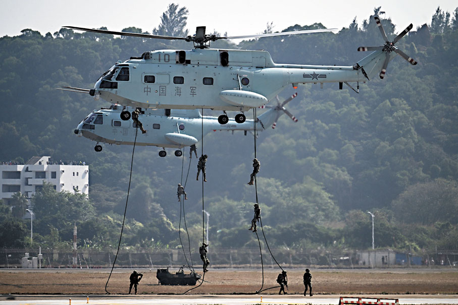 ●海軍直升機展示士兵游繩空降。 中新社