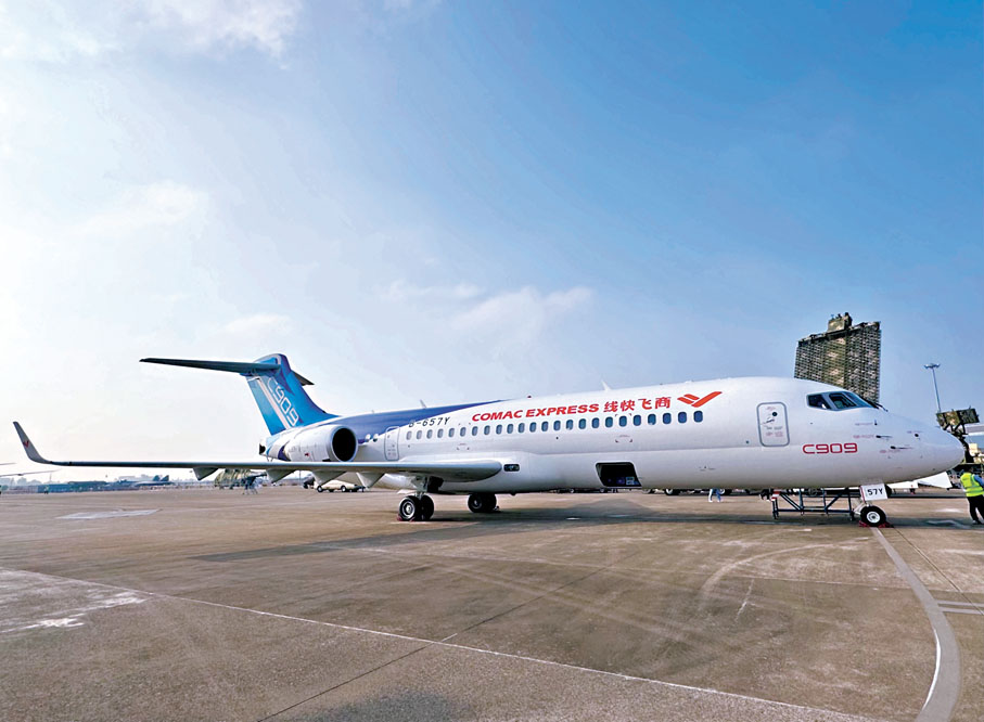 ●中國商飛公司宣布國產支線客機ARJ21新增商業名稱「C909」。圖為11月12日，第十五屆中國航展上將進行飛行表演的中國商飛C909客機。   中新社