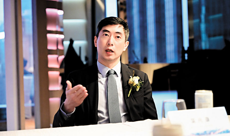 基石科技行政總裁  葉兆康：「公司將配合特區政府的綠色經濟藍圖，大力發展電動車充電樁業務，並將內地成熟的國標充電技術透過􀎢本地化􀎣帶到海外的歐標市場，在新質產業當中發揮香港傳統的􀎢超級聯繫人􀎣角色。」