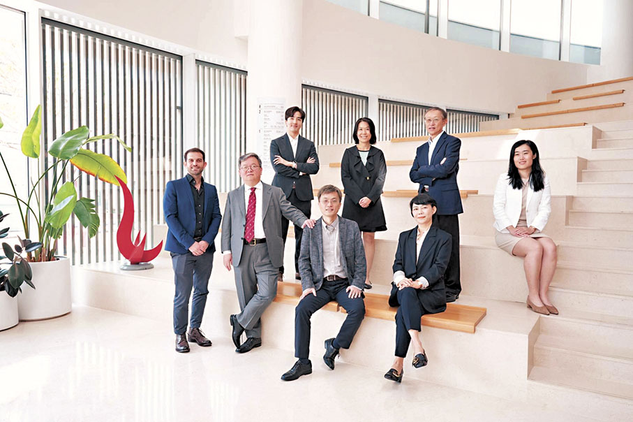 ●港科大首席副校長郭毅可（前排左二）與部分近年新加入科大的學者會見傳媒。 港科大供圖