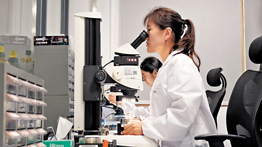 ●中山大學12日迎來百年校慶。教育部副部長吳岩表示，粵港澳高校應在科技創新、人才交流等方面深化合作。圖為中山大學的科研團隊正在做實驗。香港文匯報廣州傳真