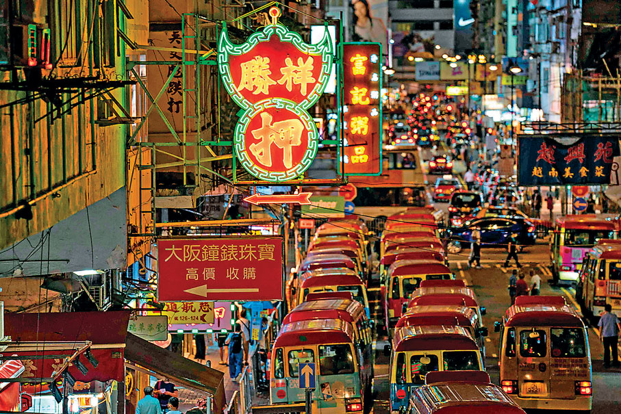 ●霓虹燈牌和紅色小巴是香港特色文化。 資料圖片