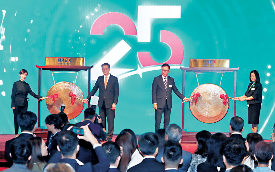 ● 盈富基金上市25周年慶祝活動昨於香港金融大會堂舉行，陳茂波（左二）等嘉賓出席並致辭。香港文匯報記者郭木又 攝