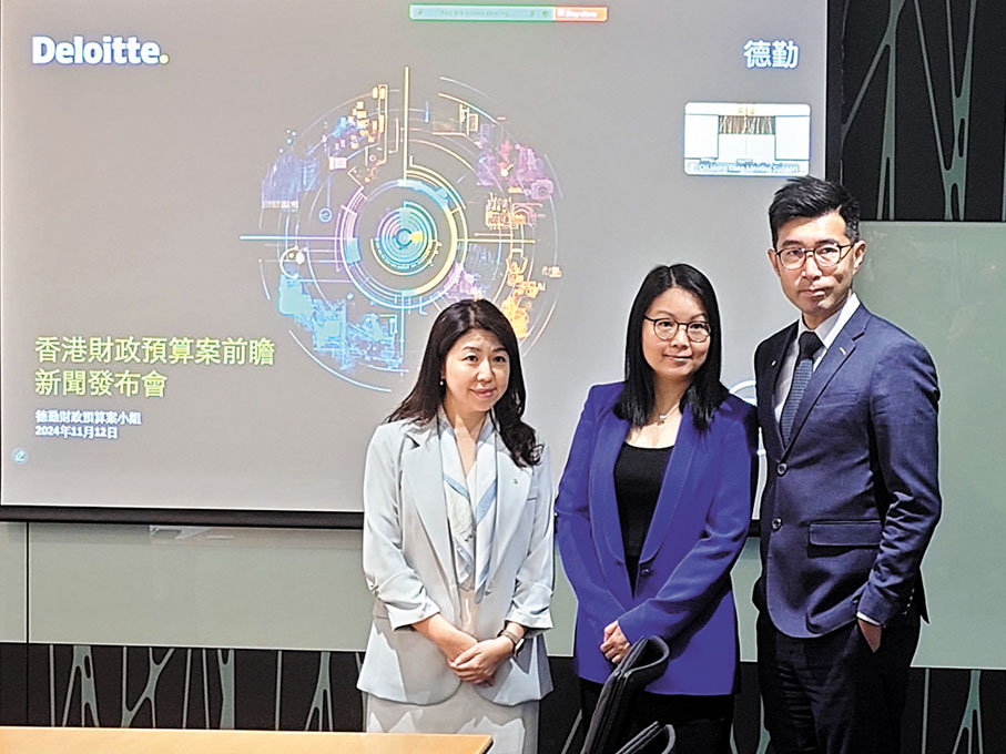 ● 戚維之（左）表示，該行建議向國際大宗商品交易商推出新的稅務優惠。旁為尹佩儀（中）及潘宗杰（右）。 記者岑健樂 攝