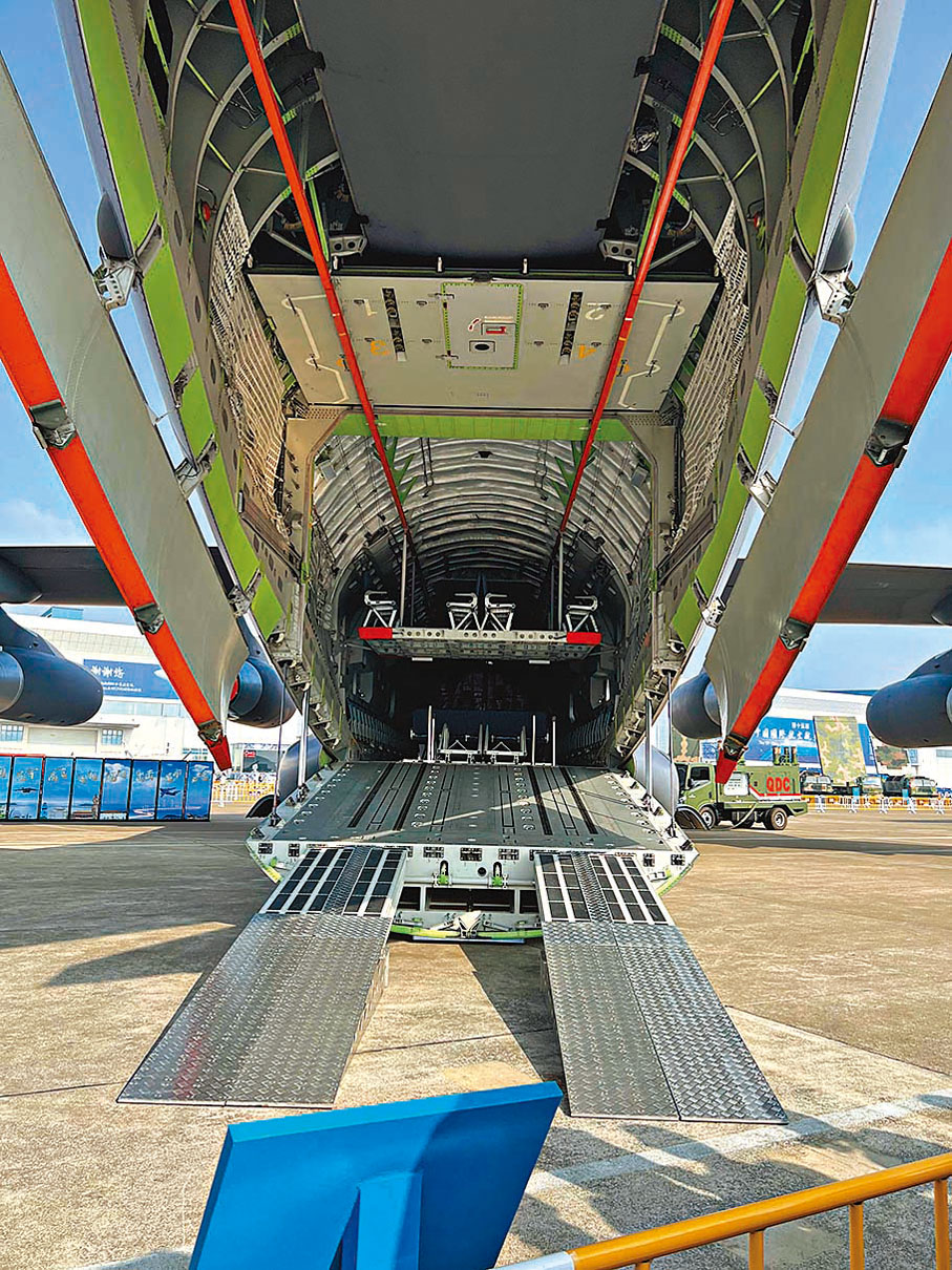 ●運-20貨艙首次開放參觀。香港文匯報記者帥誠 攝