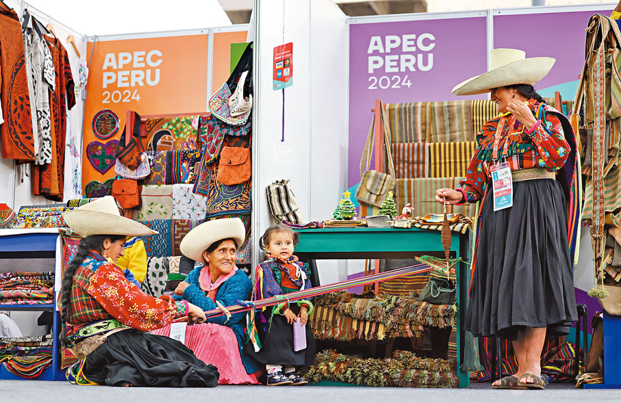 ●當地時間11月12日，在位於秘魯首都利馬的2024 APEC國際媒體中心，參加手工藝品及傳統藝術展銷的參展商進行現場製作。 中新社