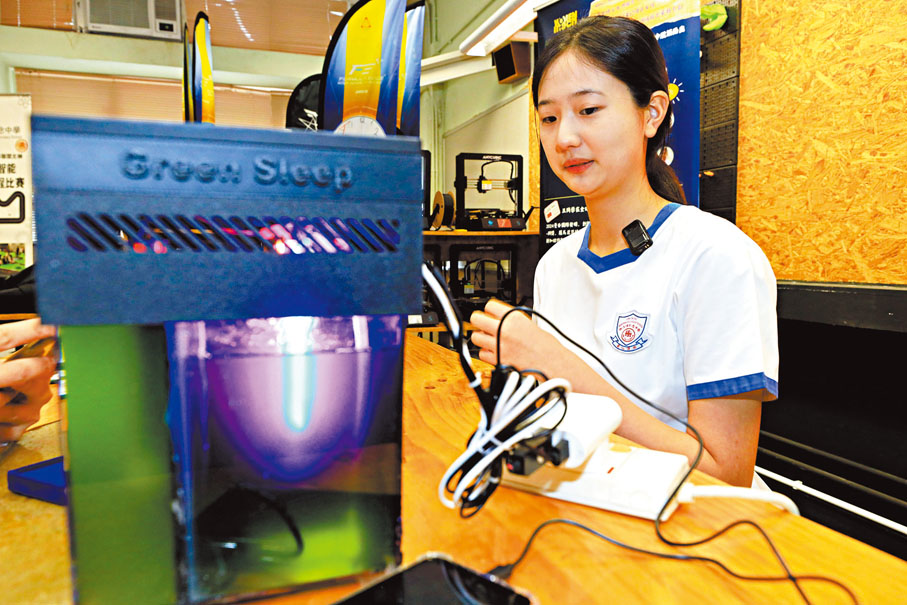 ●王鑫瑤分享她利用微藻研發空氣淨化器的研究。香港文匯報記者彭子文  攝