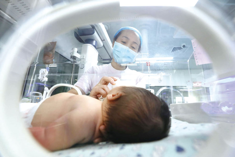 ●據國家衞健部門調查，影響育齡女性生育意願因素中，「生育養育成本較高」佔比77.4%。 （新華社）