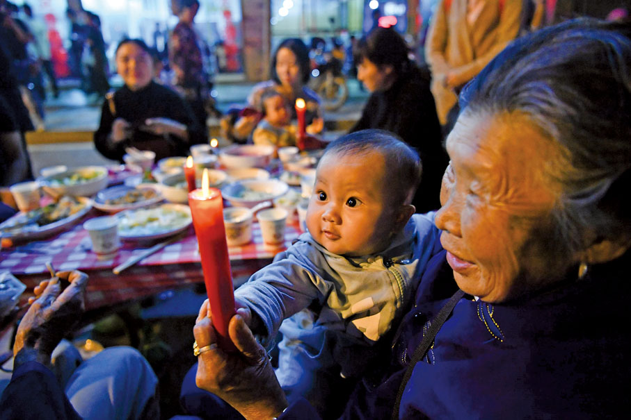 ●全國政協委員、深圳市政協主席林潔建議，將隔代照料支持政策納入「一老一小」整體解決方案，出台專門的法律政策。 （新華社）