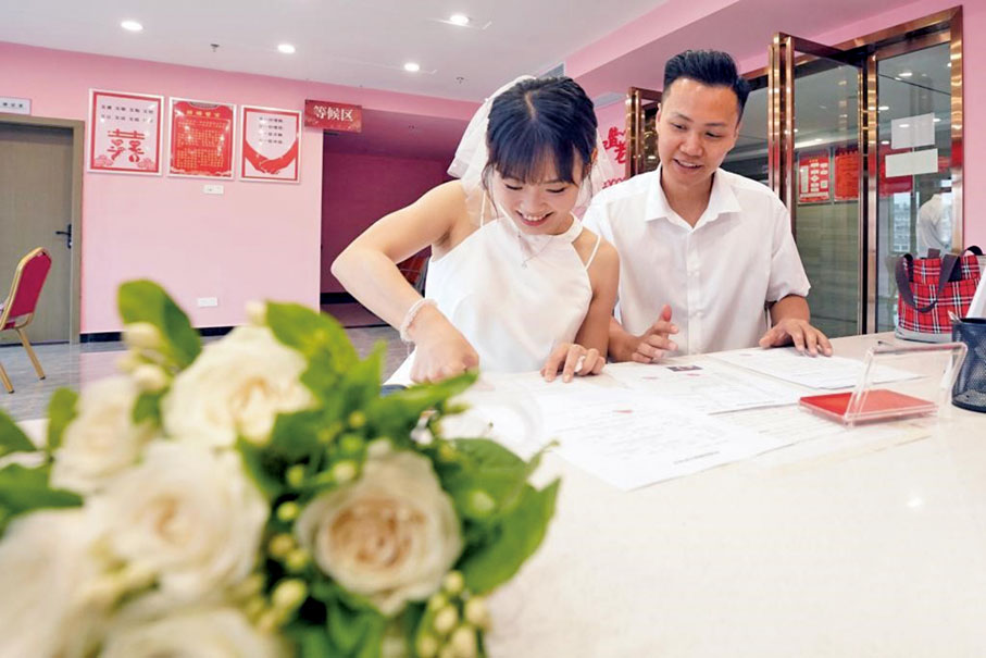 ●全國政協委員、內蒙古自治區婦聯主席王芳建議，要全方位「宣」，讓正確婚戀觀生育觀家庭觀常態長效可感可知可及，引導婚戀群體因愛而娶，為愛而嫁。 （新華社）