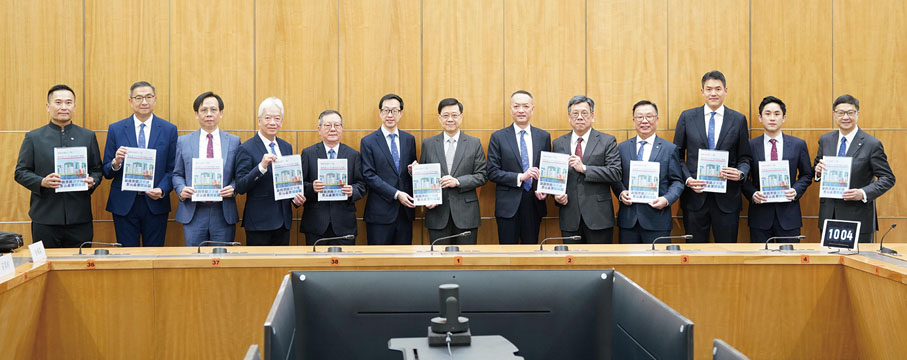 ●2024年8月，一眾廠商會首長向行政長官提交對2024年施政報告的建議書。