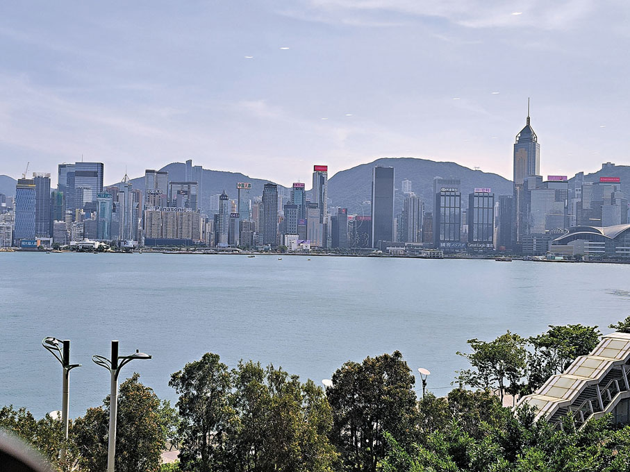 ●坐在窗邊，飽覽維港美景。