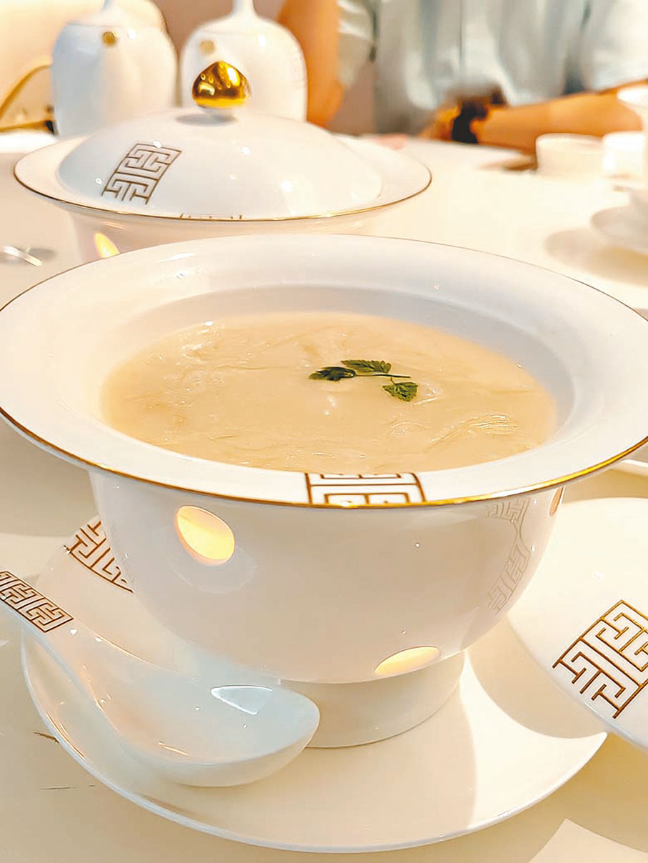 ●鮮魚湯燴翅，以坐熱方式上桌。