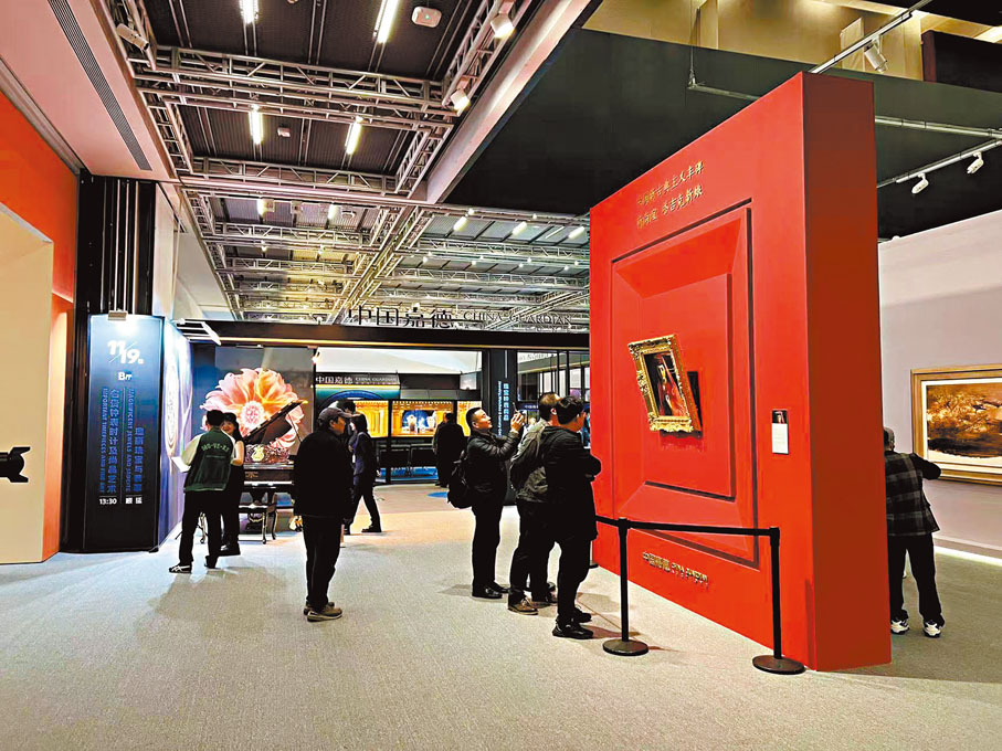 ●《塔吉克新娘》位於展廳中央位置，吸引了大批市民參觀。