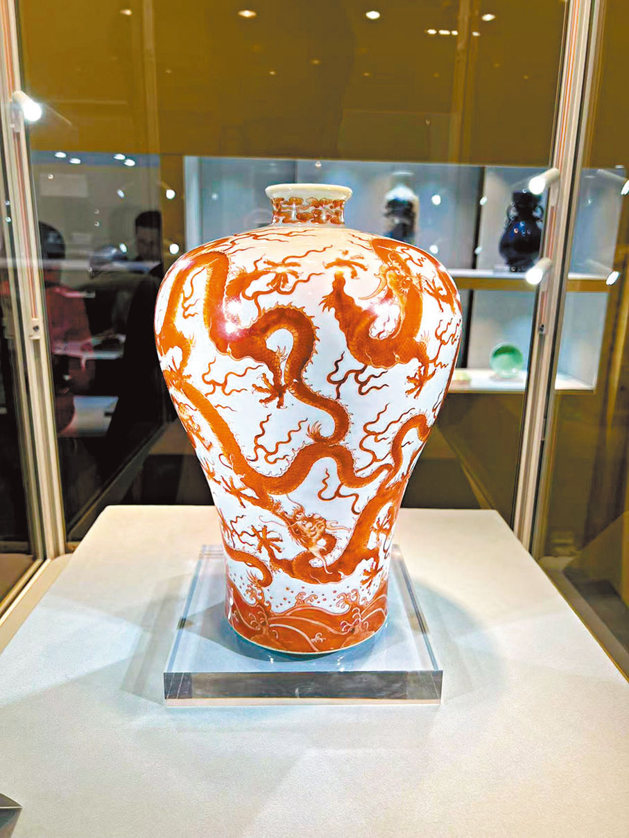 ●清雍正 珊瑚紅九龍鬧海圖梅瓶