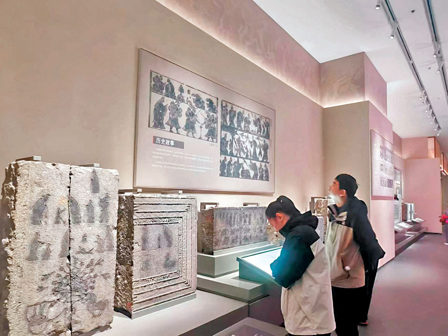 ●觀眾參觀「漢畫、漢風、漢魂——山東漢畫像石藝術展」。