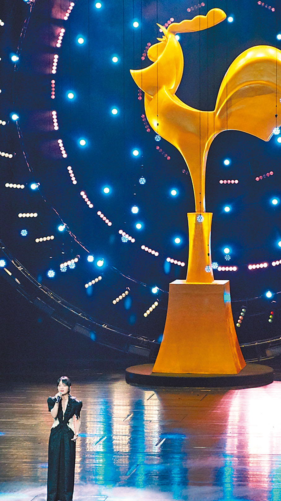 ●周筆暢獻唱《走過世界的每個角落》。 蔣煌基   攝