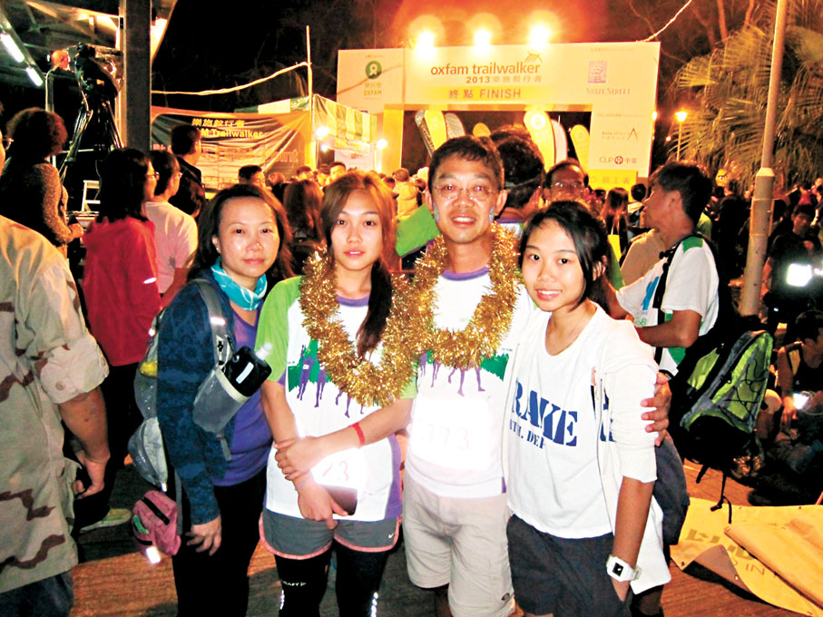 ●鍾漢強2013年一償心願與大女兒完成毅行100公里。