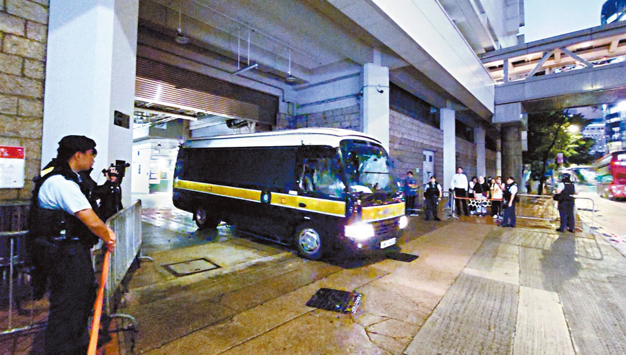 ●「屠龍小隊」案7名被告昨日在高等法院被判刑後，由囚車載走。香港文匯報記者鄧偉明  攝