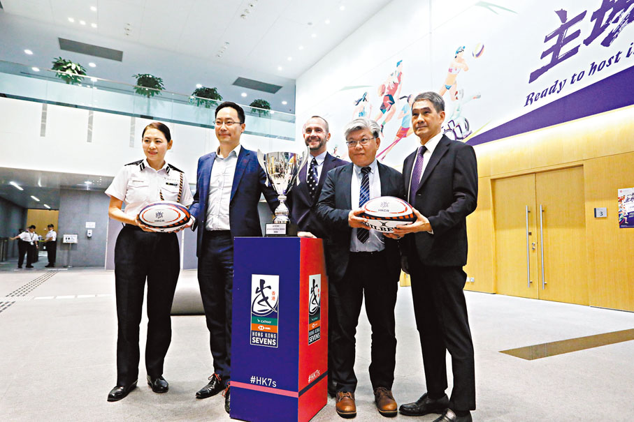 ●啟德體育園青年運動場第二場測試賽，料3,000人參與，將優化入場散場安排。左起：謝翠恩、蔡健斌、華哲思、尹柏恩、鄧竟成。香港文匯報記者黃艾力 攝