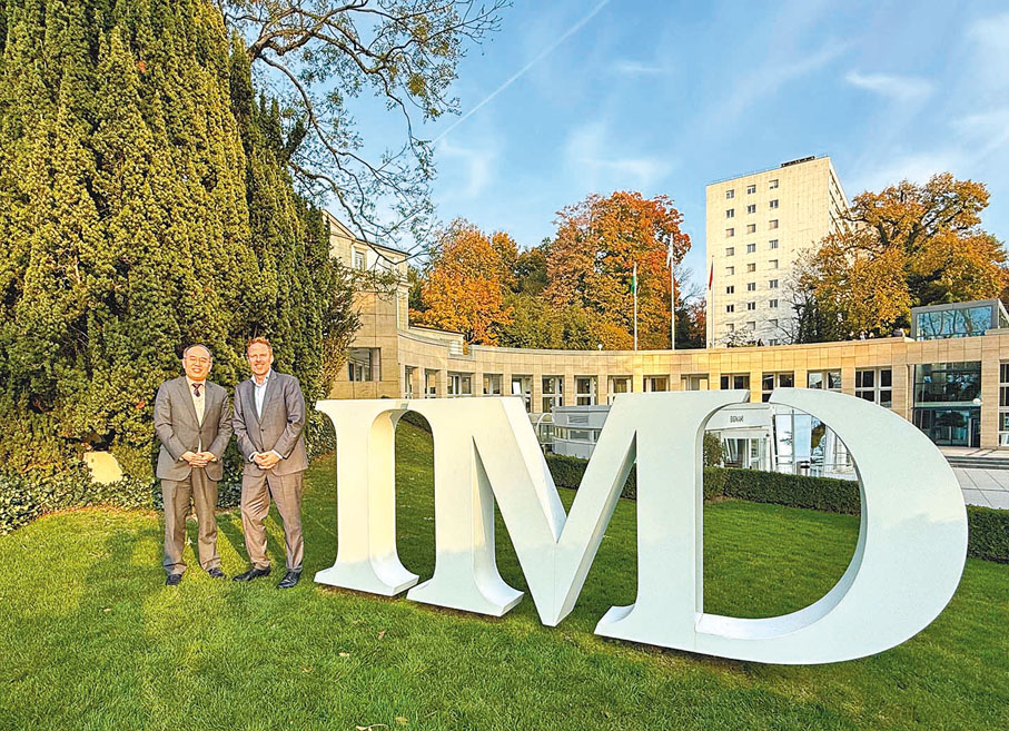 ●許正宇（左）上周在瑞士洛桑與國際管理發展學院院長David Bach（右）會面。