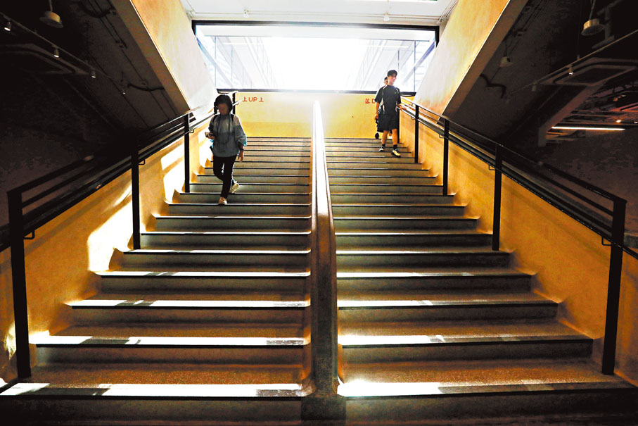 ●導賞員Johnny表示，在中環街市仍能看到昔日的影子，包括這個水磨石主樓梯。香港文匯報記者郭木又  攝