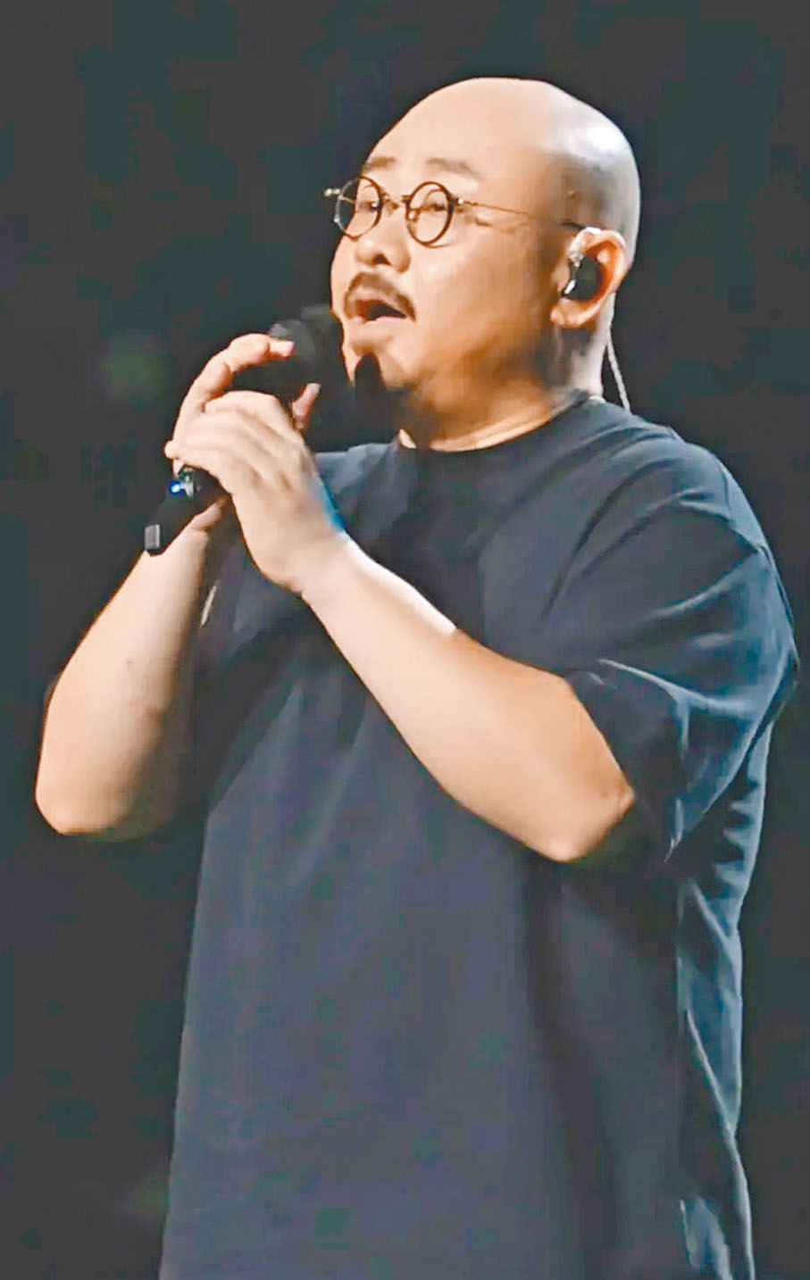 ●刀郎在「山歌響起的地方」2024巡迴演唱會上演唱《2002年的第一場雪》。 視頻截圖