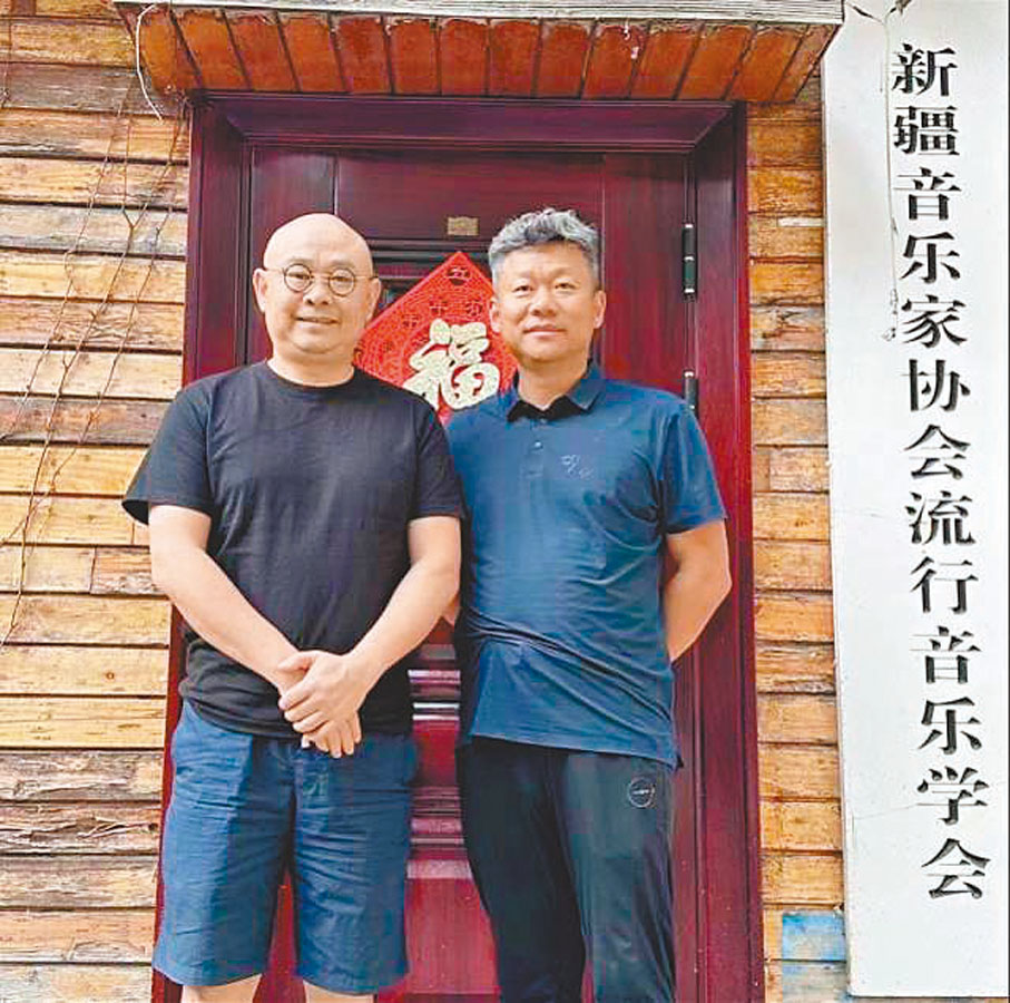 ●石明（右）見證了刀郎在音樂上的成長。網上圖片