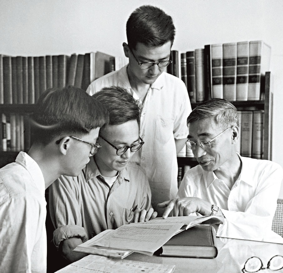 ●兩彈一星元勳之一郭永懷（右一）在解答研究生提出的問題。 資料圖片