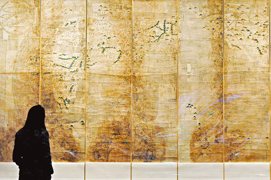 ● 圖為觀眾欣賞利瑪竇繪製的《兩儀玄覽圖》（仿製版）。 資料圖片