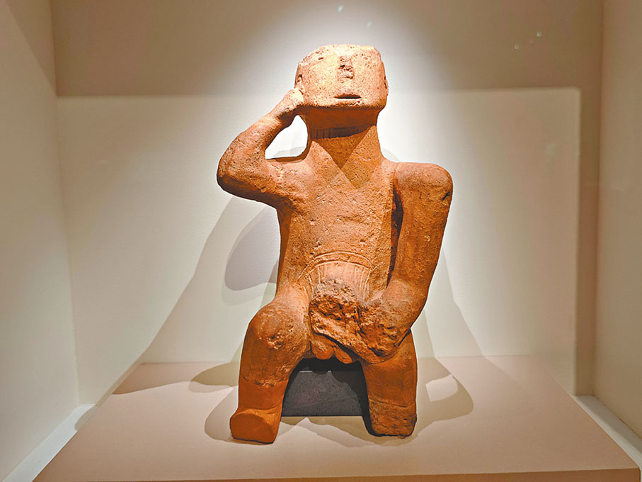 ●「思考者」陶俑，新石器時代晚期（公元前4500—前3300年）。