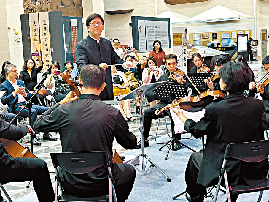 ●麥家樂正在指揮音樂演奏會。 作者供圖