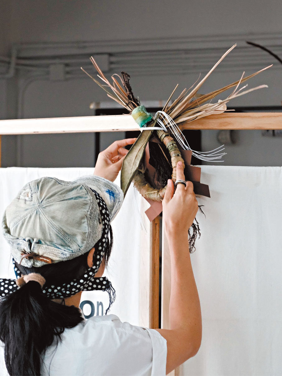 ●黃琪嘗試用四季常生的野草製成注連繩掛飾。