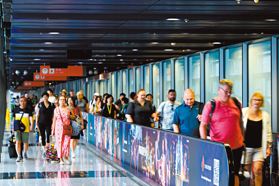 ●名人極致號（Celebrity Solstice）郵輪昨日早上抵達啟德郵輪碼頭，來自英美等地近3,000名旅客陸續上岸。 旅客供圖