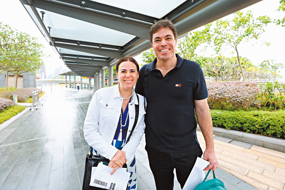 ●Mario和太太認為，碼頭的英文指示不足，導致找不到登船的路徑，亦曾在空中花園迷路。 香港文匯報記者北山彥 攝